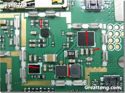 圖中顯示一塊電路板使用這種屏蔽夾(shielding clip)的實例?；旧衔覀冊趶澖堑牡胤蕉荚O(shè)計擺放了一個屏蔽夾，這樣可以讓作業(yè)員比較方便安裝屏蔽罩(shielding can)時的對位準(zhǔn)確。然后在其他沒有屏蔽夾的地方也設(shè)計了一些接地的布線，一來可以稍微提升屏蔽罩的電磁隔絕能力，另一方面也可以為屏蔽夾無效時，馬上可以更改為屏蔽框，而無需要重新設(shè)計電路板。