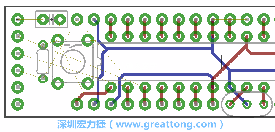 到目前為止，你應(yīng)該只剩下四個(gè)部分還未進(jìn)行布線(xiàn)，10K重置上拉電阻器、重置電容和1×6的序列排針。